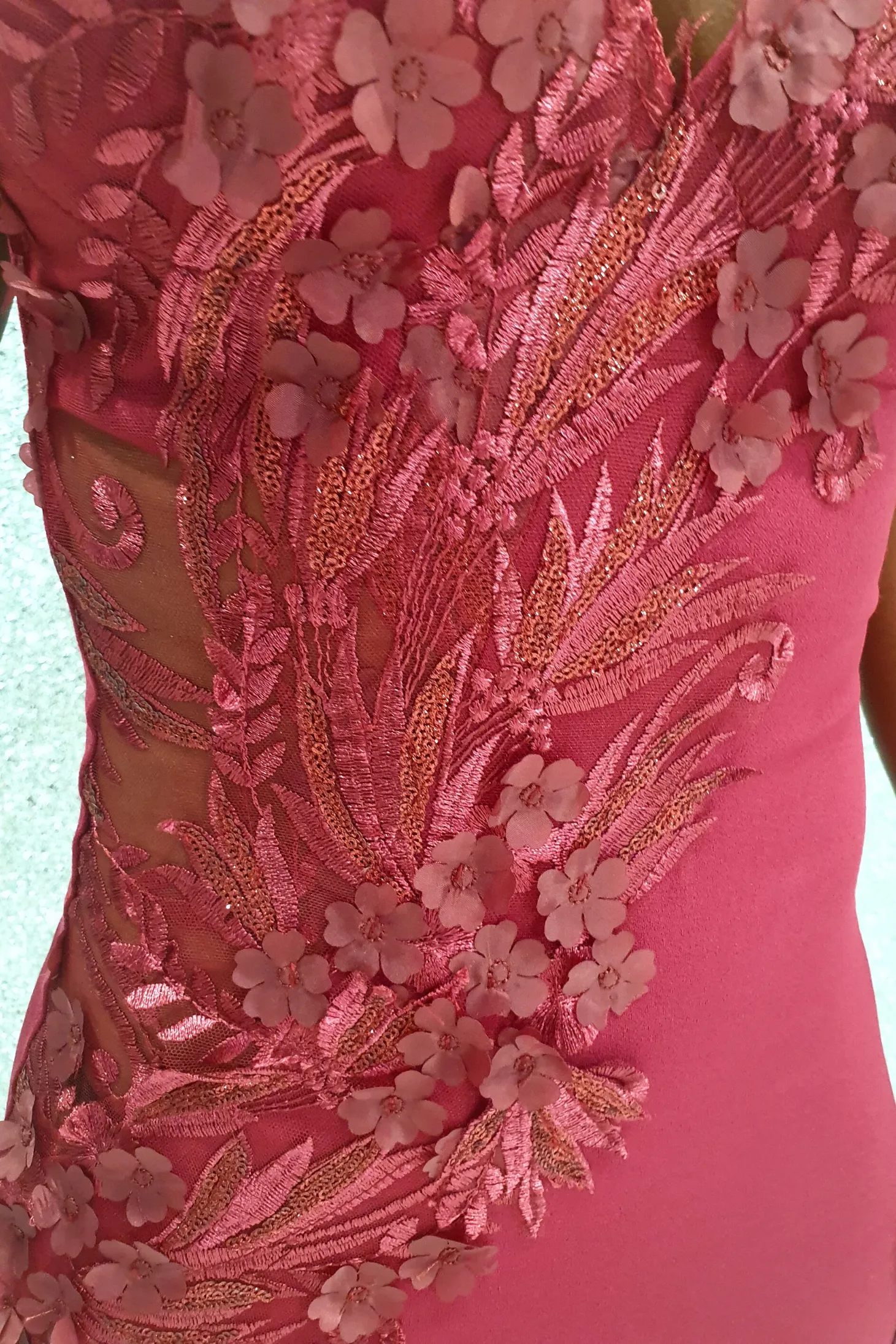 Abito lungo a sirena magenta Chanttal con inserto in tulle ricamato a fiori 3 D